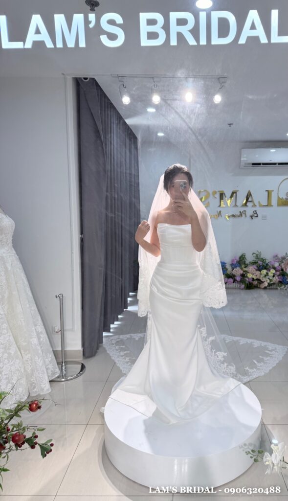 Váy cưới satin ngọc trai dáng ôm thanh lịch cổ điển
