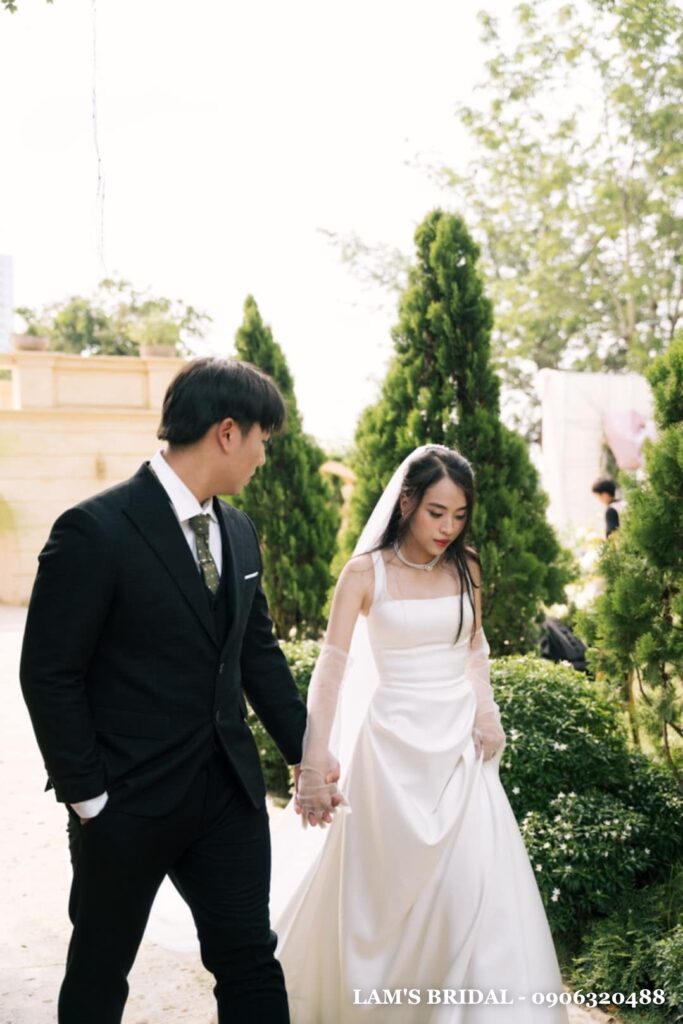 Váy cưới cổ vuông satin: Hiện đại, cá tính và sang trọng att.4ubs29is3m c4trn2niglcqhbizzrewsezouy h6x1q.jpg