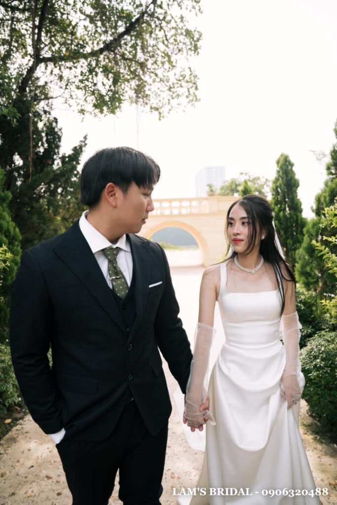 Váy cưới cổ vuông satin: Hiện đại, cá tính và sang trọng att.wo1yewk9tu 7 va6njidnha2um6dctpxzwhbf3gpo6k.jpg