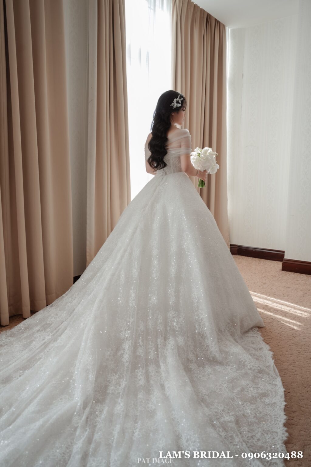 Cô dâu trong váy cưới xoè đính kim sa lấp lánh, đuôi dài, may đo tại LAM’S Bridal