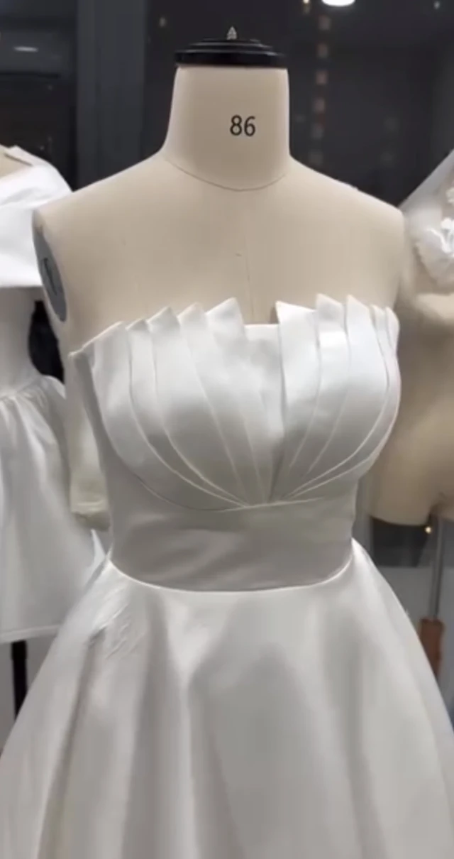 Building a wedding dress bodice in three dimensions on the stand at LAM’S