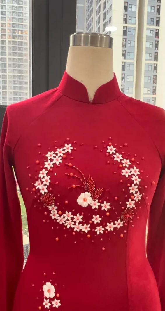 A wedding dress and an áo dài, ordered in one go A made-to-measure wedding dress and áo dài prepared together at the LAM’S studio
