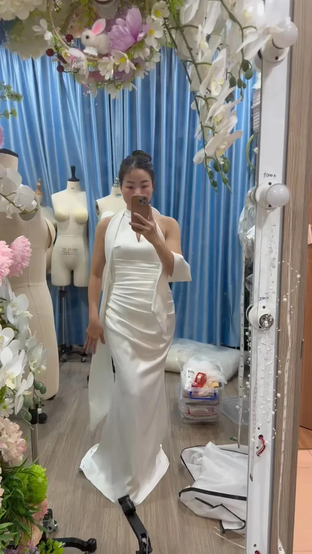 Video ngắn LAM’S Bridal — Váy may đo online cho Dâu Canada ạ.váy kéo khoá Manacanh ko mặc được l