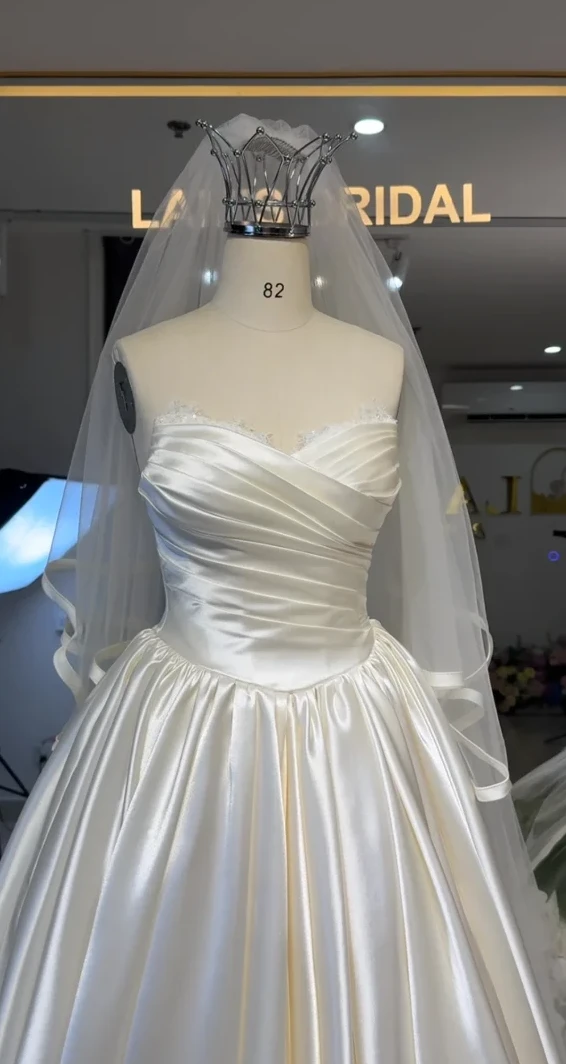 Video ngắn LAM’S Bridal — Ý là em nó đẹp điên đảo lun á. Dâu đâu rồi, ko thấy ib C nè. ,