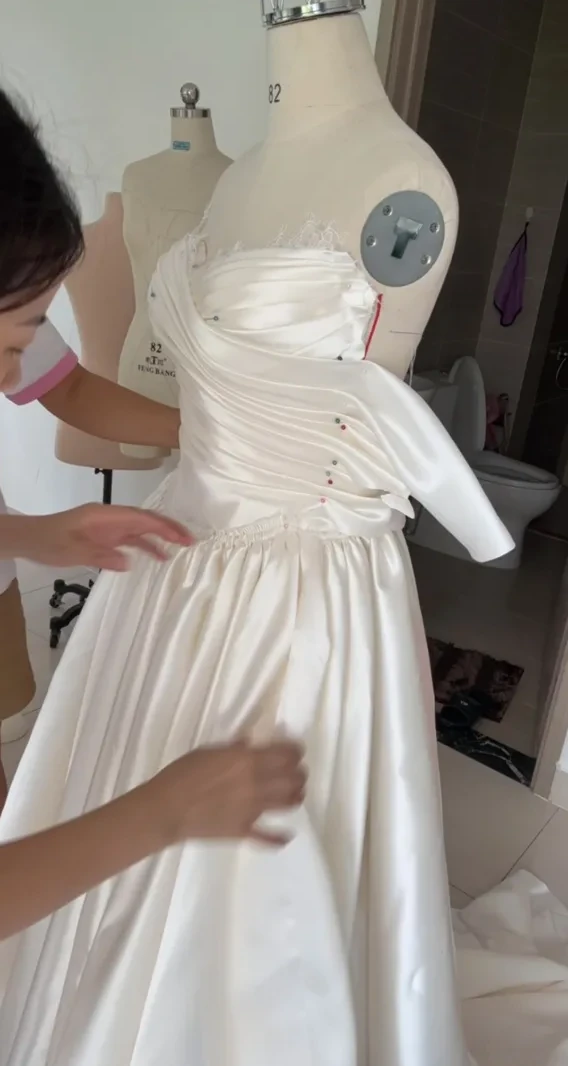 Video ngắn LAM’S Bridal — Váy satin bóng cao cấp cho Dâu, tất cả váy của Dâu đều do Chị chủ thực