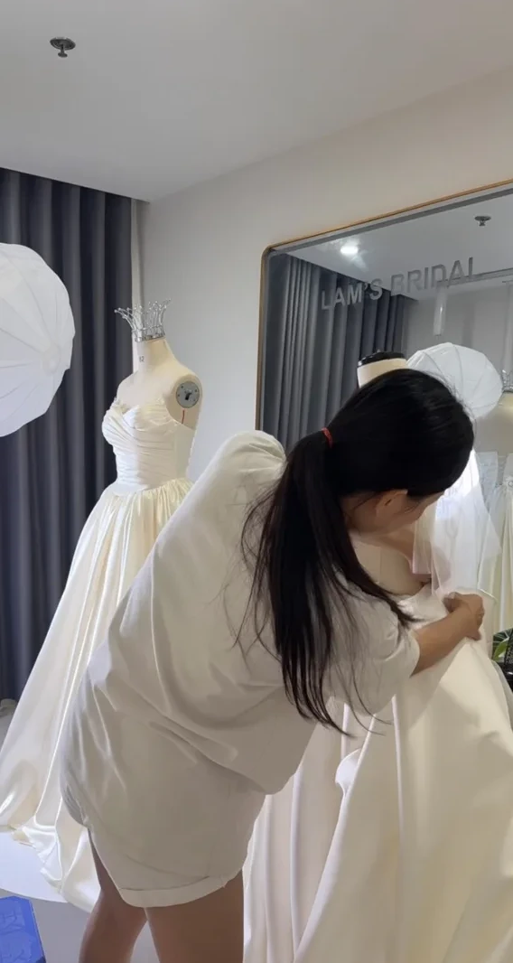 Video ngắn LAM’S Bridal — Best seller nhà em. Lại chuẩn bị lên 1 e váy mikado ivory xịn xò cho D