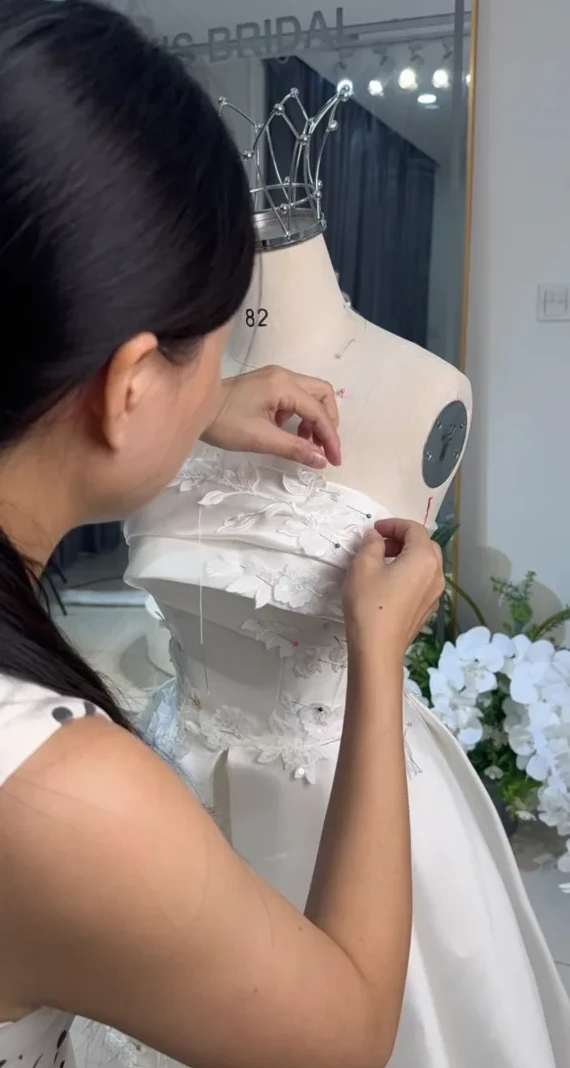 Video ngắn LAM’S Bridal — Váy satin mikado cao cấp dành cho Dâu ạ. Dâu cần tham khảo may đo ib L