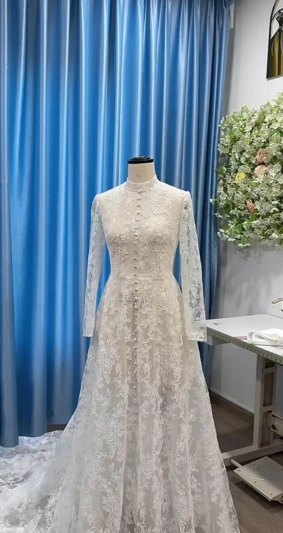Video ngắn LAM’S Bridal — Váy cổ điền ren gân. Mặc được hai kiểu khác nhau. Một kiểu làm lễ , cò