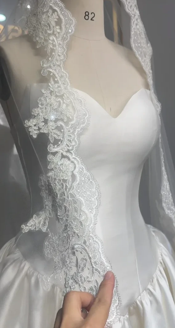 Video ngắn LAM’S Bridal — Chiếc váy Mikado màu ivory này được may đo online theo số đo riêng của