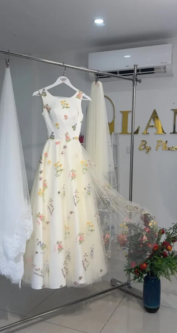 Video ngắn LAM’S Bridal — Chiếc váy hoa may đo online dành cho cô dâu Đức. Nhẹ nhàng, lãng mạn v