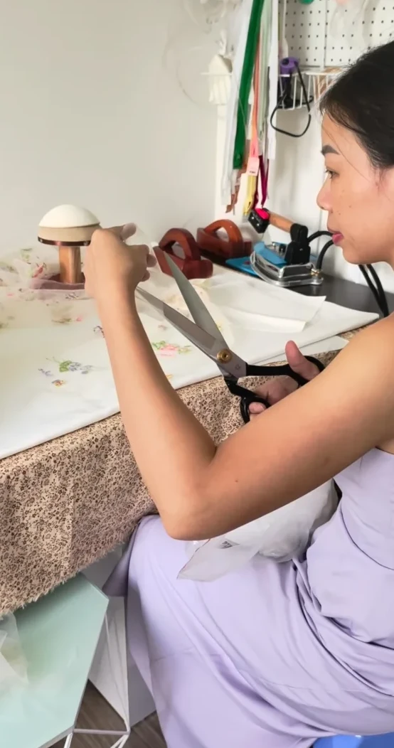 Video ngắn LAM’S Bridal — Để có 1 chiếc váy xinh đẹp là một quá trình dài lắm luôn nè. Dâu cần t