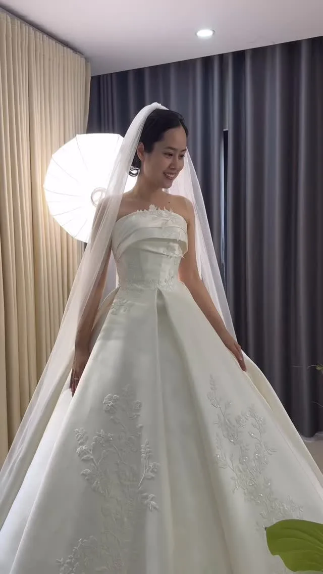 Video ngắn LAM’S Bridal — Satin mikado siêu xịn may đo riêng cho Dâu nhà LAM’S. Dâu cần may đo i