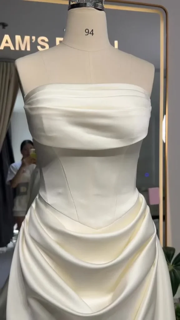 Video ngắn LAM’S Bridal — Một e váy bigsize. Ngực 106- eo 86. Rã các đường eo thạt nhỏ để có cảm