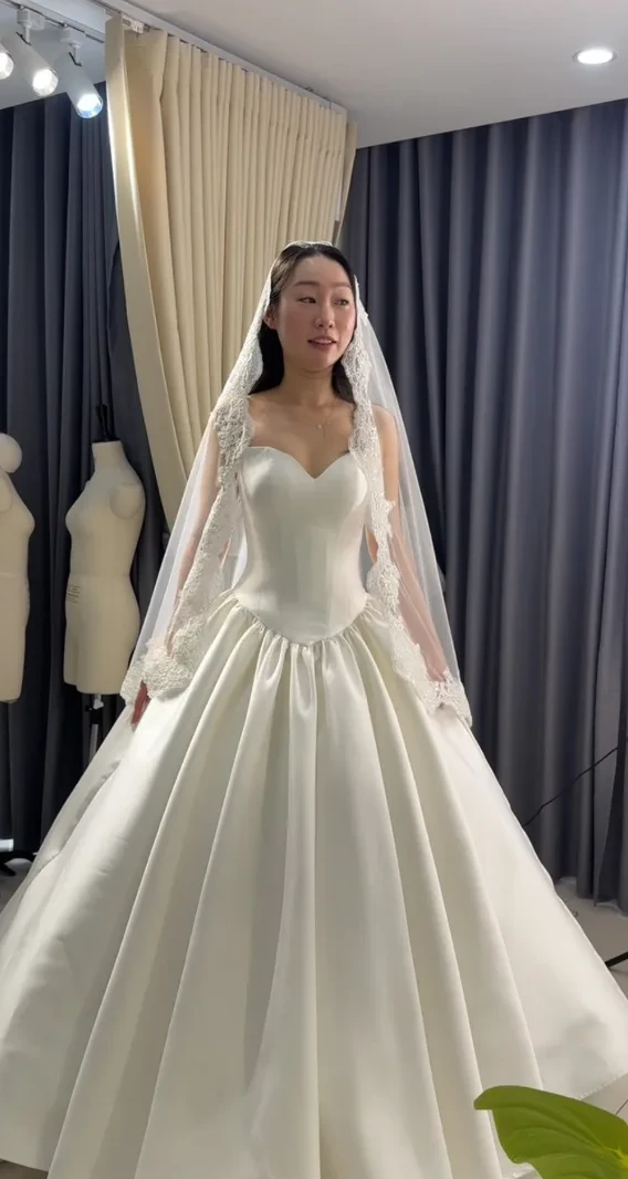 Video ngắn LAM’S Bridal — Chỉ trao đổi với nhau qua tin nhắn mà may đúng ý Dâu thì LAM’S tự đề c