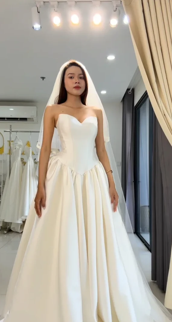 Video ngắn LAM’S Bridal — Mẫu satin mikado ivory và veil viền satin thiết kế mới của LAM’S. Phom
