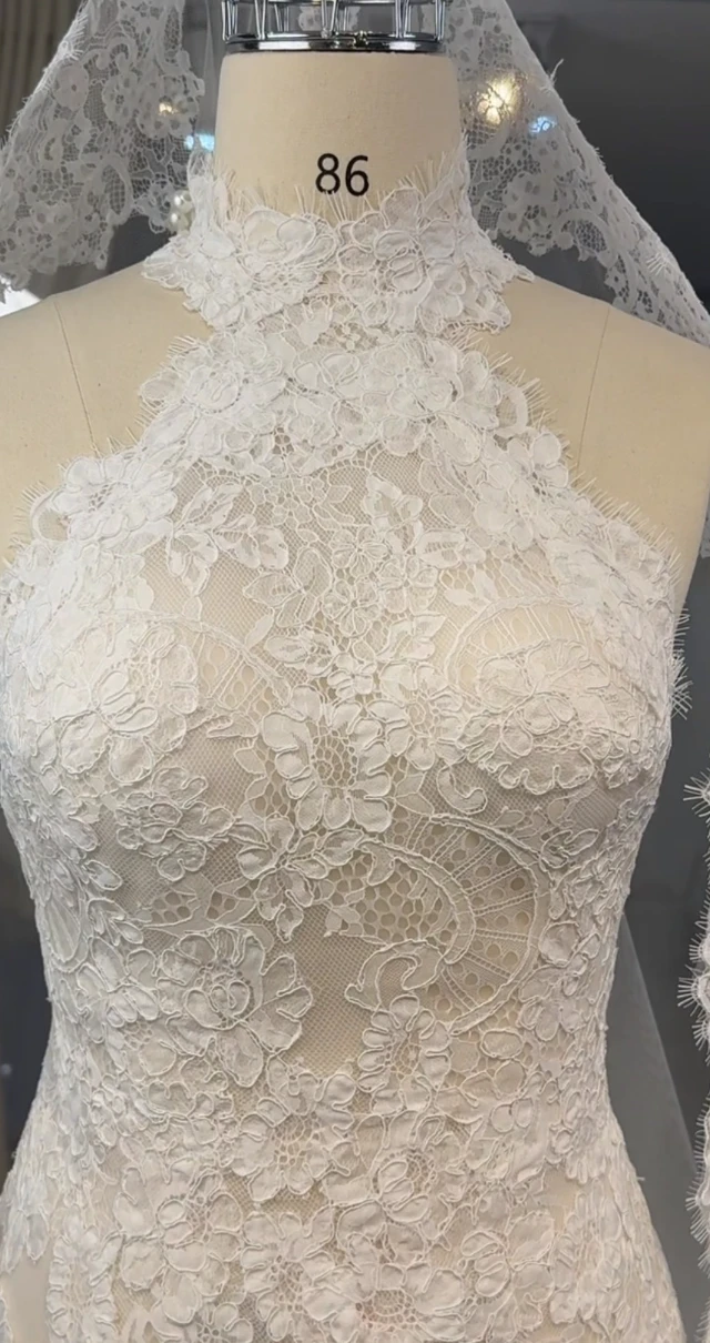 Video ngắn LAM’S Bridal — Một chiếc váy cổ yếm phom xuông, được lót màu nude dưới lớp ren gân Pháp cao cấp.