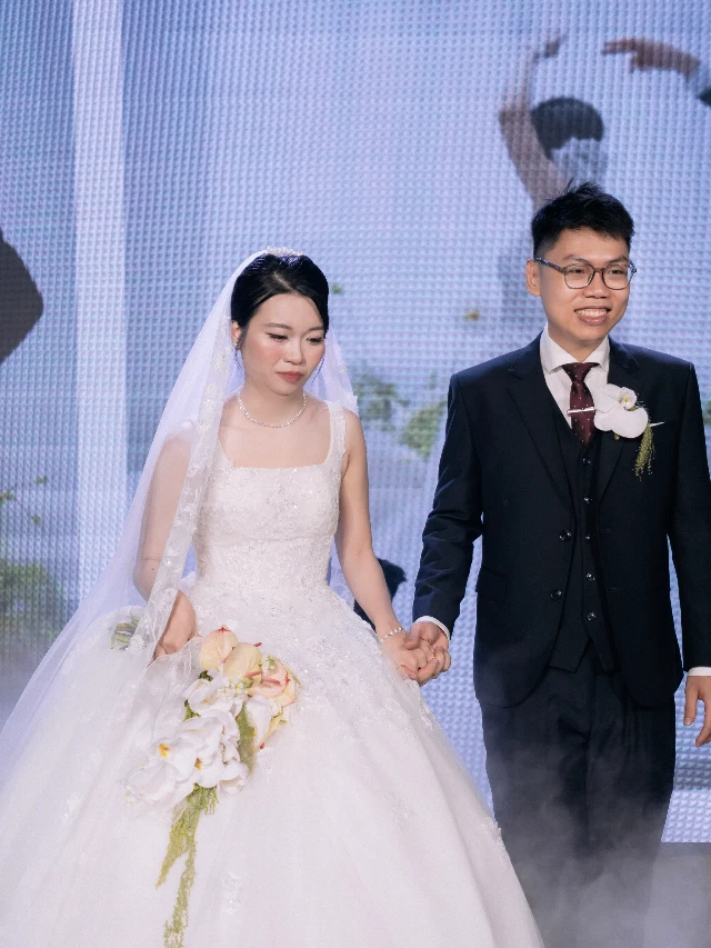 Váy cưới cổ vuông đính kết hoa lấp lánh may đo cho Dâu Váy cưới cổ vuông đính kết hoa lấp lánh may đo cho Dâu