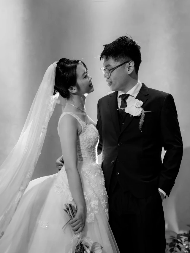 Ảnh đen trắng cận thân váy cổ vuông đính kết hoa khi Dâu nhìn chú rể
