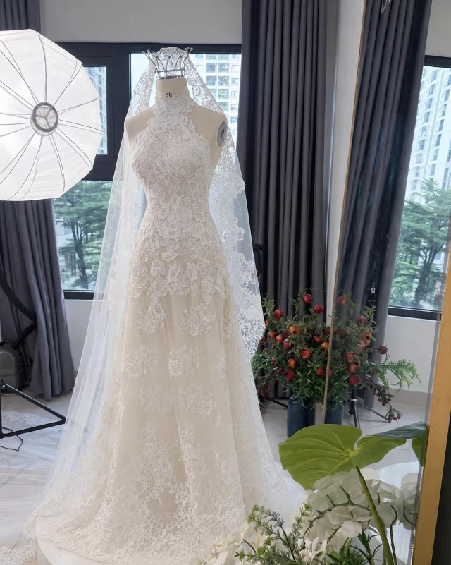 Toàn thân váy cưới ren gân Pháp dáng xoè nhẹ, đuôi váy và veil dài rủ xuống sàn