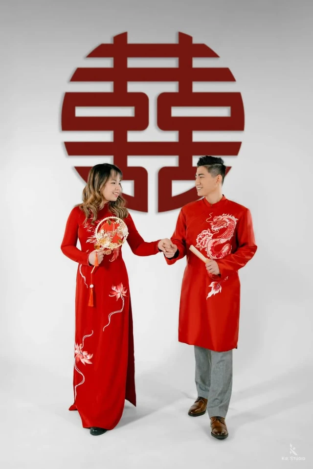 Áo dài cặp lụa ruby đính long phượng may đo cho cô dâu và chú rể