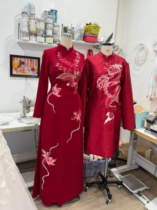 Cặp áo dài đỏ của cô dâu và chú rể mặc trên ma-nơ-canh tại studio LAM’S