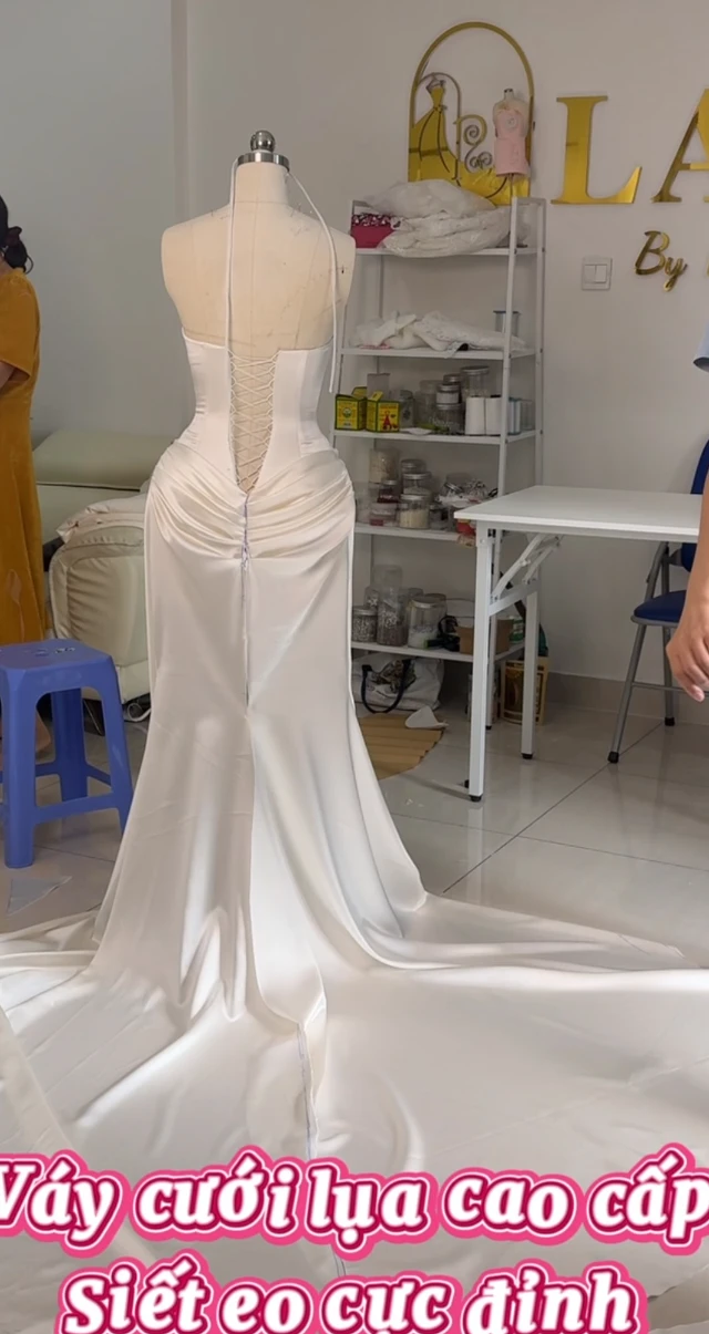Video ngắn LAM’S Bridal — váy cưới đuôi cá bằng lụa trên ma-nơ-canh, phom siết eo