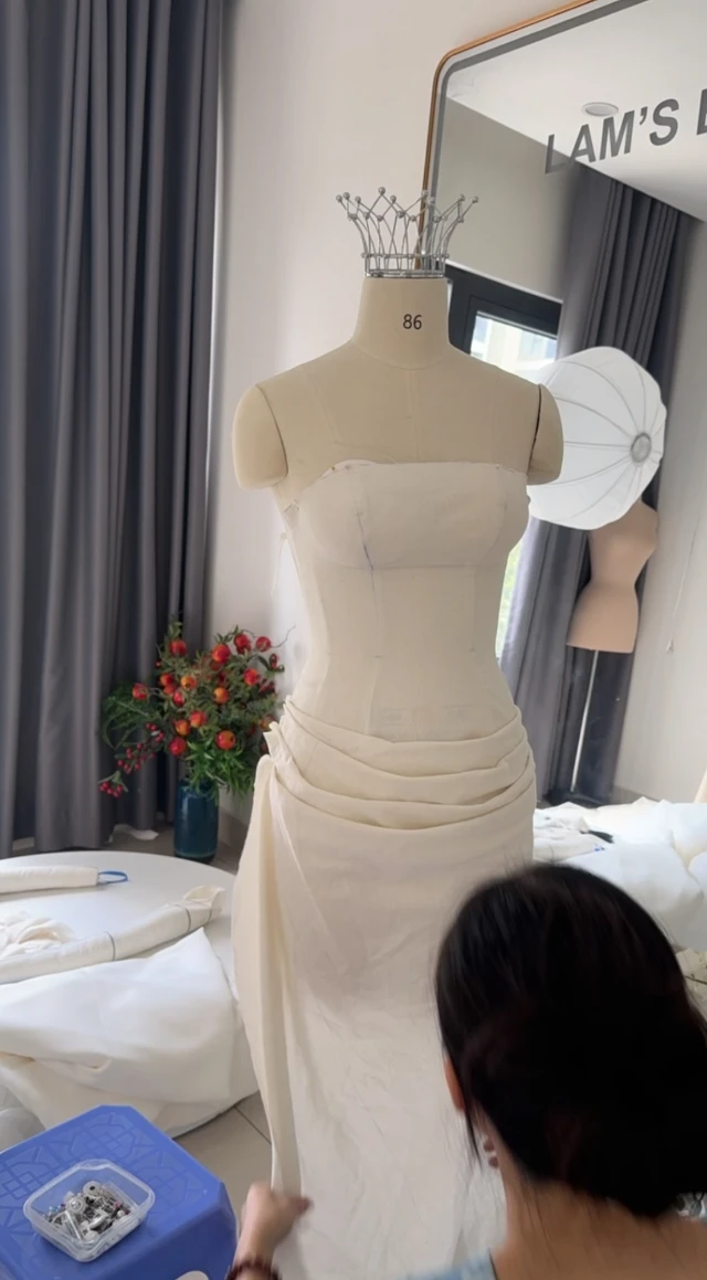 Video ngắn LAM’S Bridal — test phom váy cưới trên vải mộc trước khi chỉnh rập
