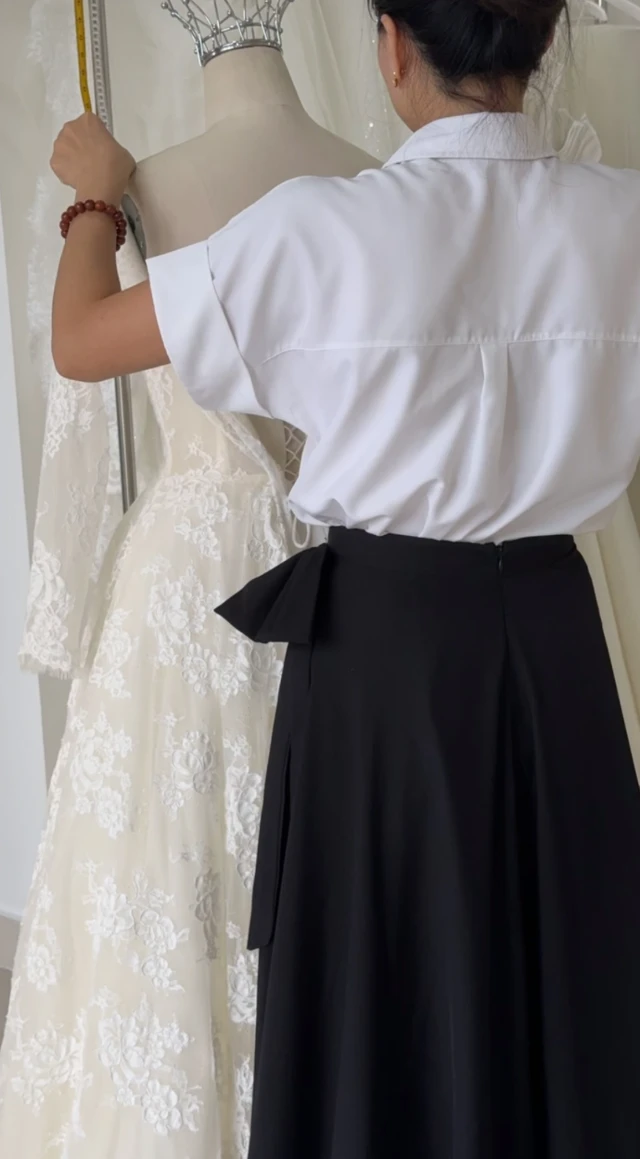 Video ngắn LAM’S Bridal — hàng nút bọc dọc lưng váy cưới may đo