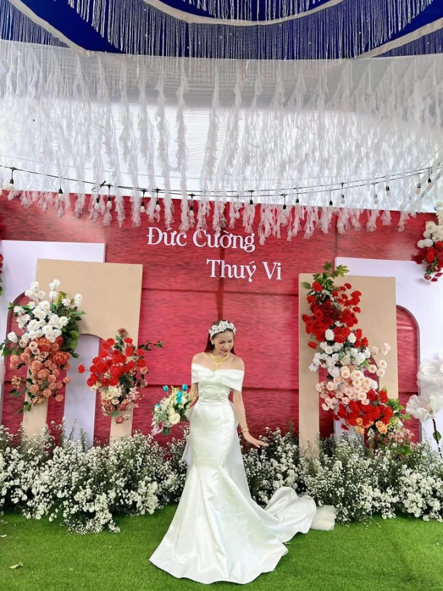 Toàn cảnh Dâu trong váy satin đuôi cá giữa sân khấu hoa đỏ trắng
