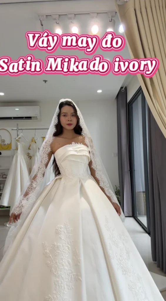 Váy cưới satin mikado ivory phom corset siết eo, chân váy xoè công chúa, ren hoa đính kết thủ công