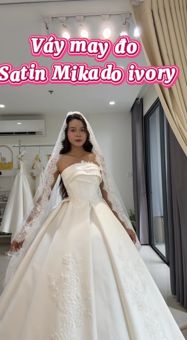 Váy cưới satin mikado ivory corset xoè, ren hoa đính tay Váy cưới satin mikado ivory corset xoè, ren hoa đính tay